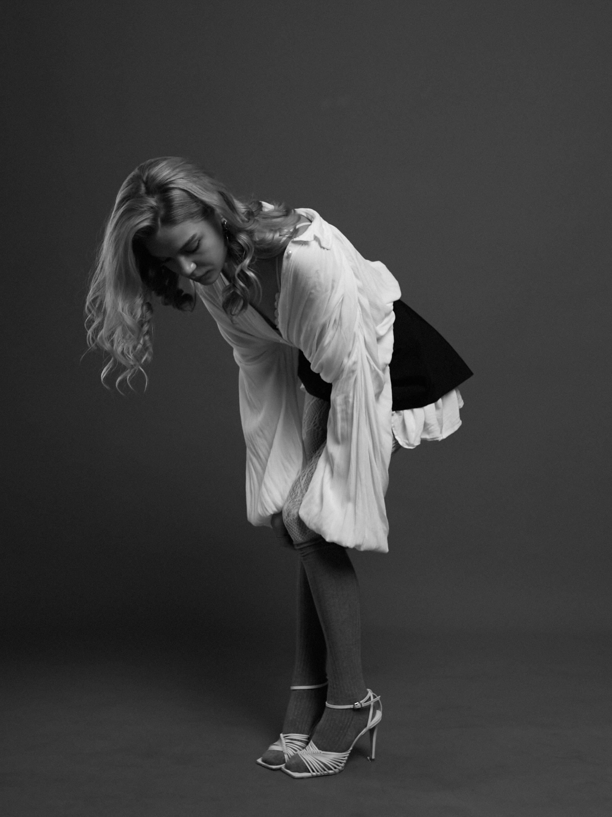 Девушка в белом чб фото