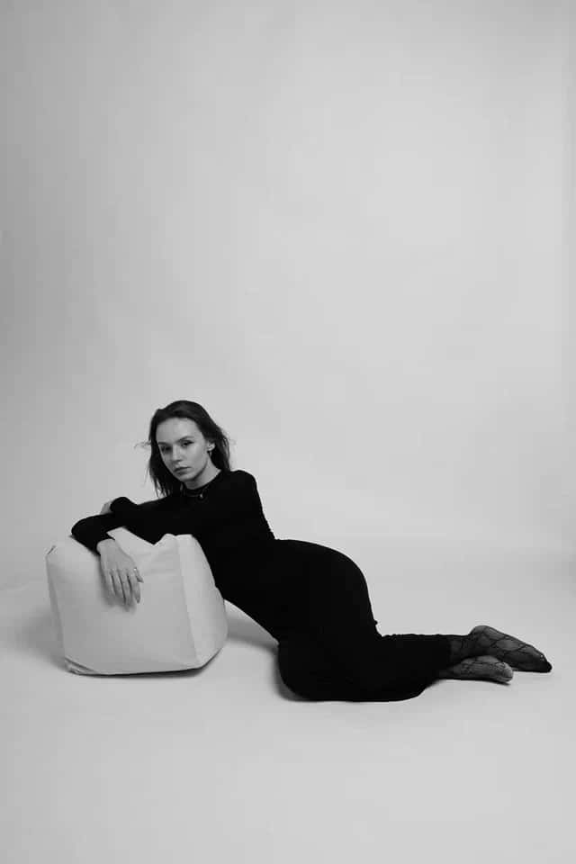 девушка на белом фоне чб