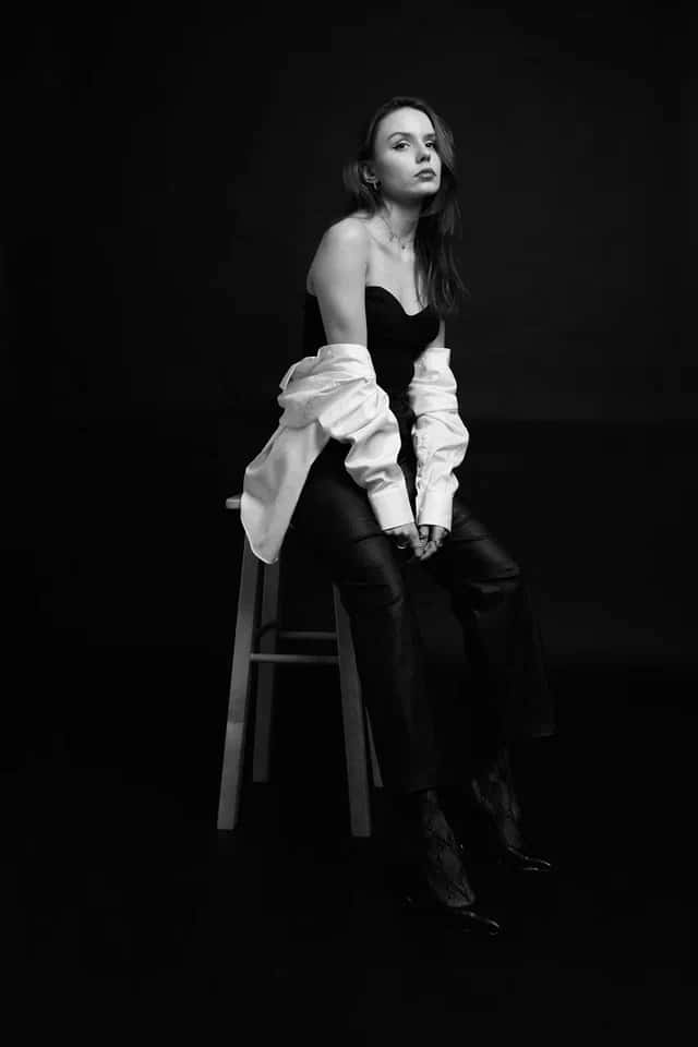 Девушка на стуле чб фото
