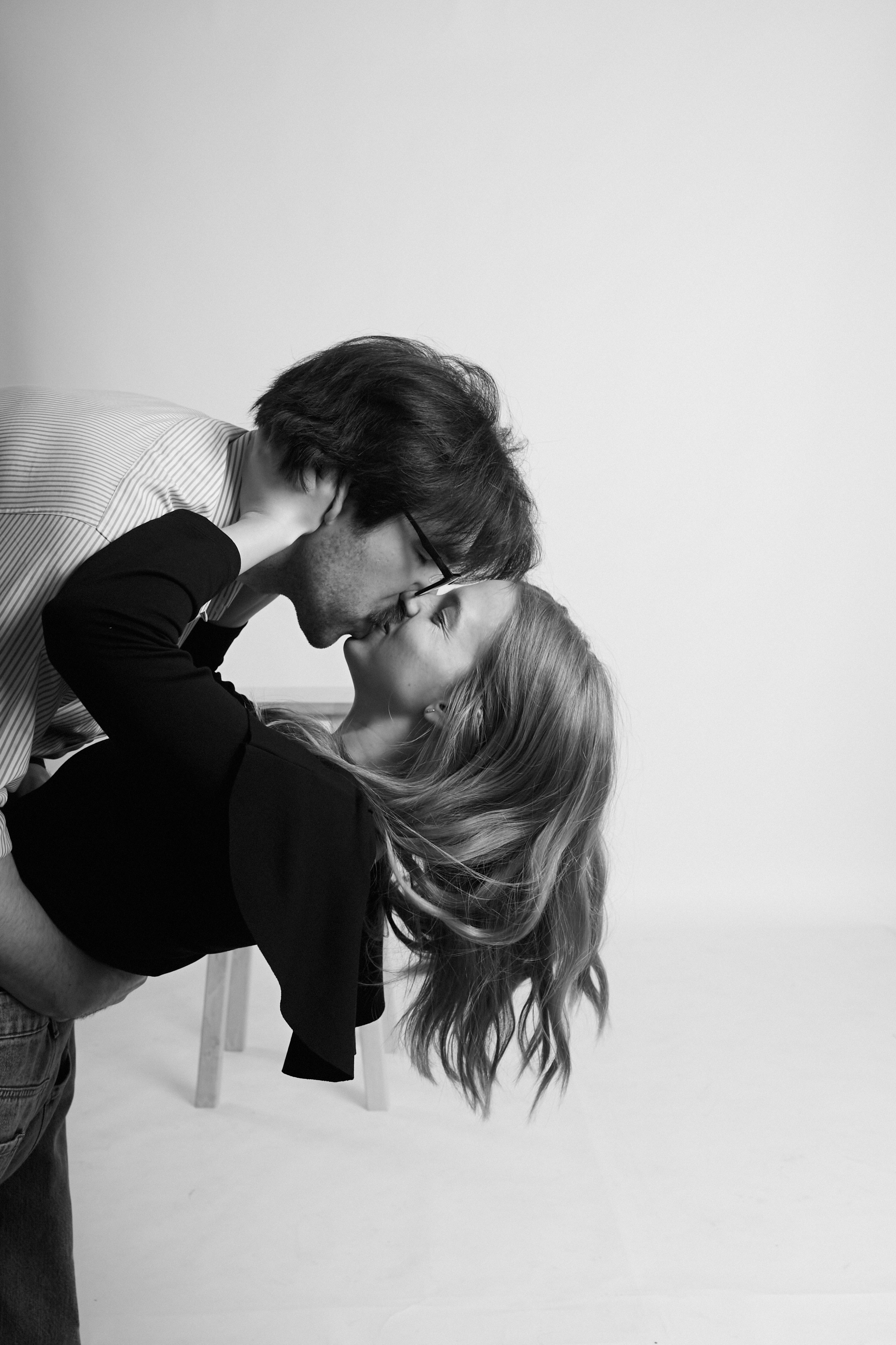парная фотосессия черно белая