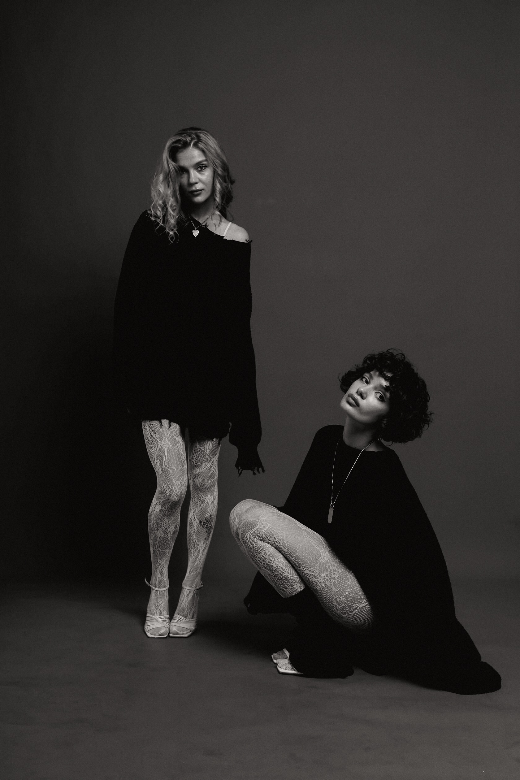 Черно-белая фотография подруг